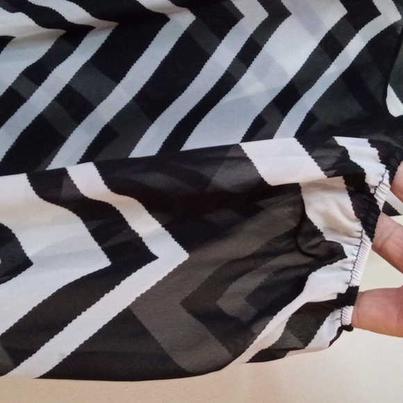 Massini black and white sheer Chevron pleated blouse with lantern sleeves - Picture 4 of 8